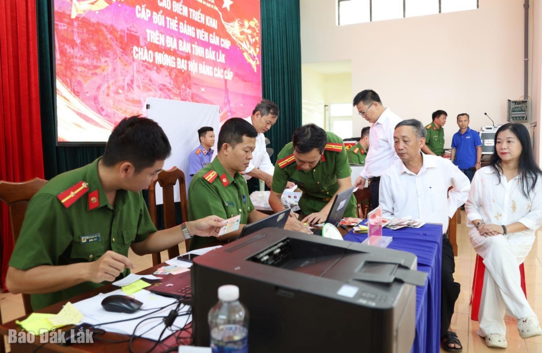 Cán bộ, chiến sĩ Cán bộ, chiến sĩ Phòng Cảnh sát Quản lý hành chính về Trật tự xã hội - Công an tỉnh đang khẩn trương làm thủ tục cấp thẻ đảng cho đảng viên.
