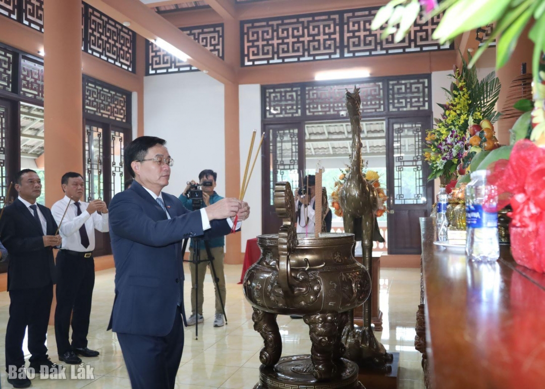 Đồng chí Nguyễn Đình Trung, Ủy viên Trung ương Đảng, Bí thư Tỉnh ủy dâng hương tại Đền thờ liệt sĩ tỉnh.