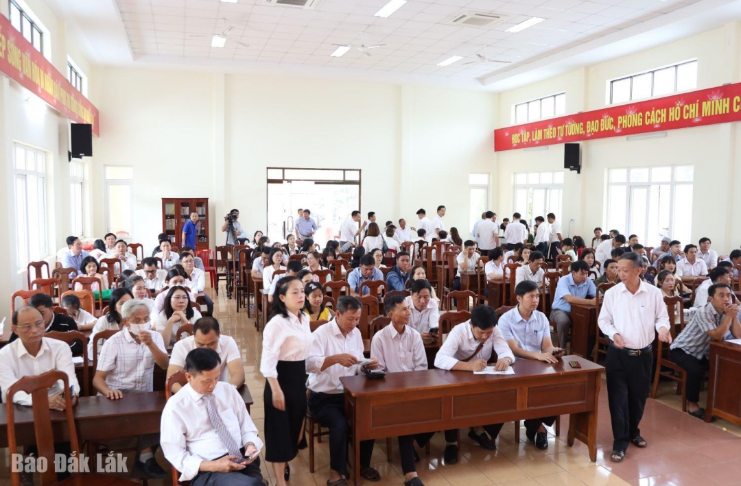 Đông đảo đảng viên đến Trụ sở Phòng Cảnh sát Quản lý hành chính về Trật tự xã hội - Công an tỉnh làm thủ tục cấp đổi thẻ.