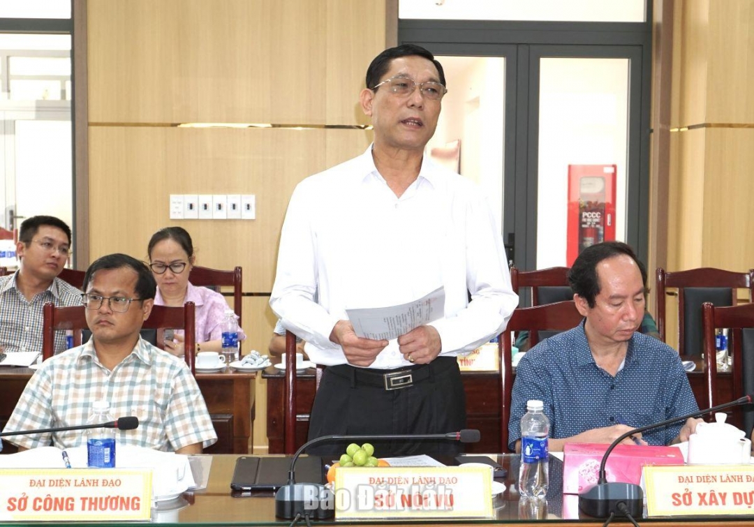 Đại diện lãnh đạo Sở Nội vụ đóng góp ý kiến tại buổi làm việc.