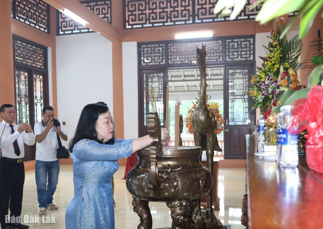 Đồng chí Cao Thị Hòa An, Phó Bí thư Thường trực Tỉnh ủy, Chủ tịch HĐND tỉnh dâng hương