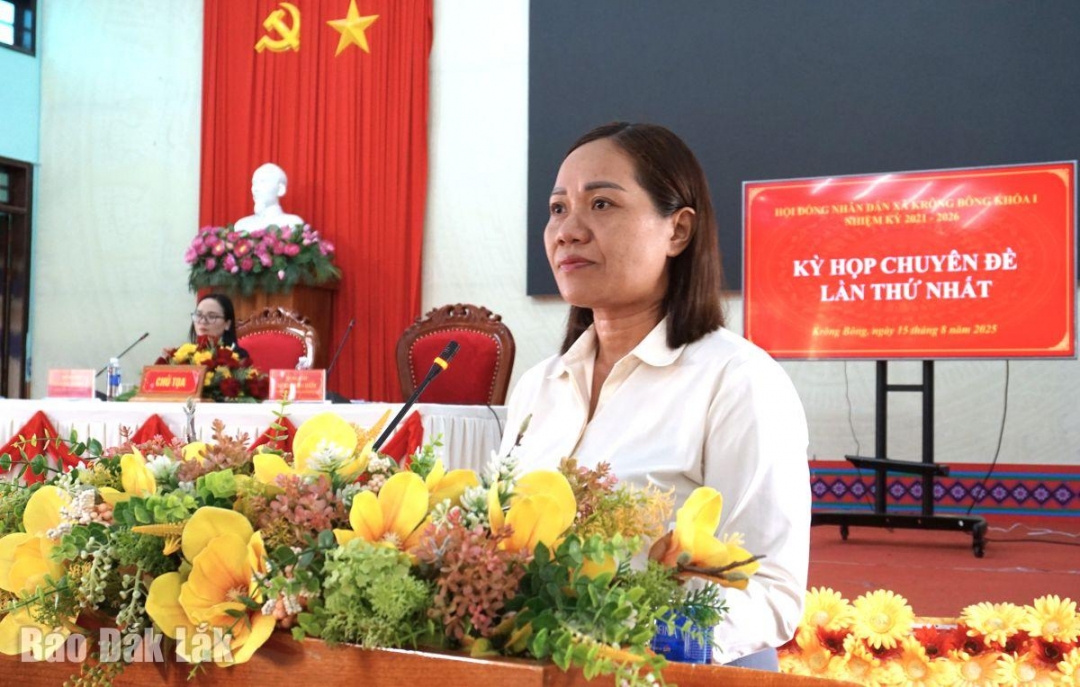 Bí thư Đảng ủy, Chủ tịch HĐND xã Krông Bông HKim Rơ Chăm phát biểu tại Kỳ họp.