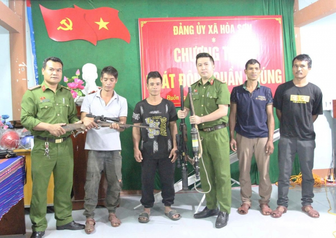 tự nguyện giao nộp 4 khẩu súng tự chế cho lực lượng chức năng.