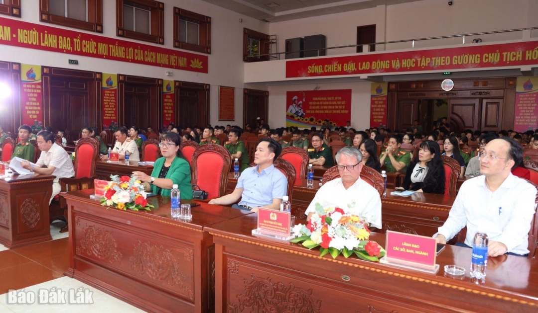 Các đại biểu tham dự chương trình nghệ thuật.
