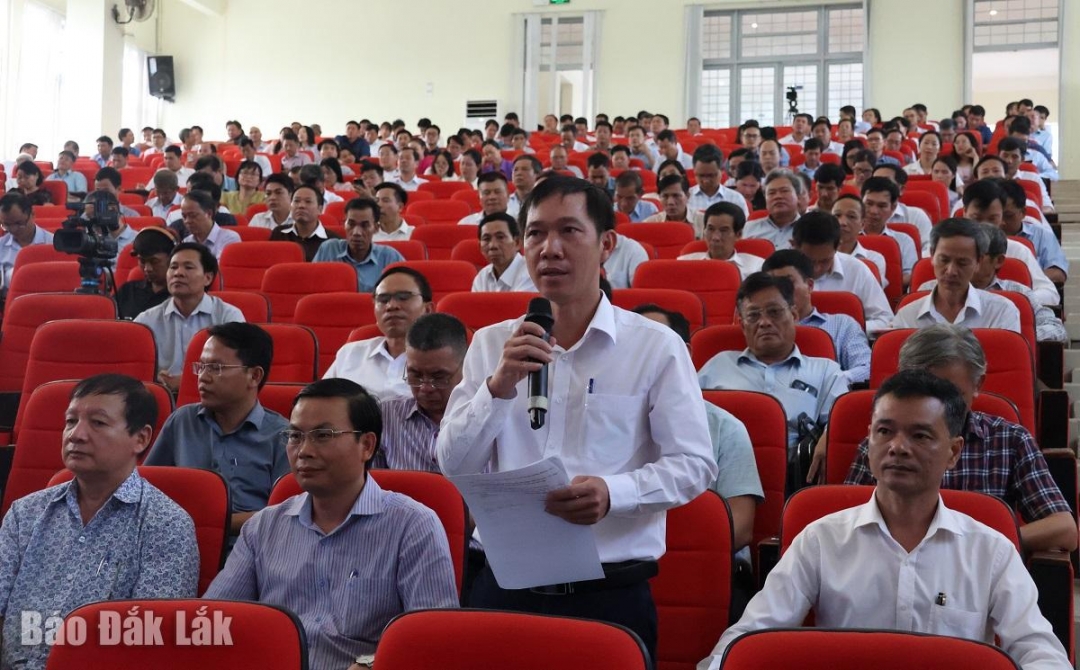 Đại biểu trình bày ý kiến liên quan đến việc triển khai năm học mới 2025 - 2026.