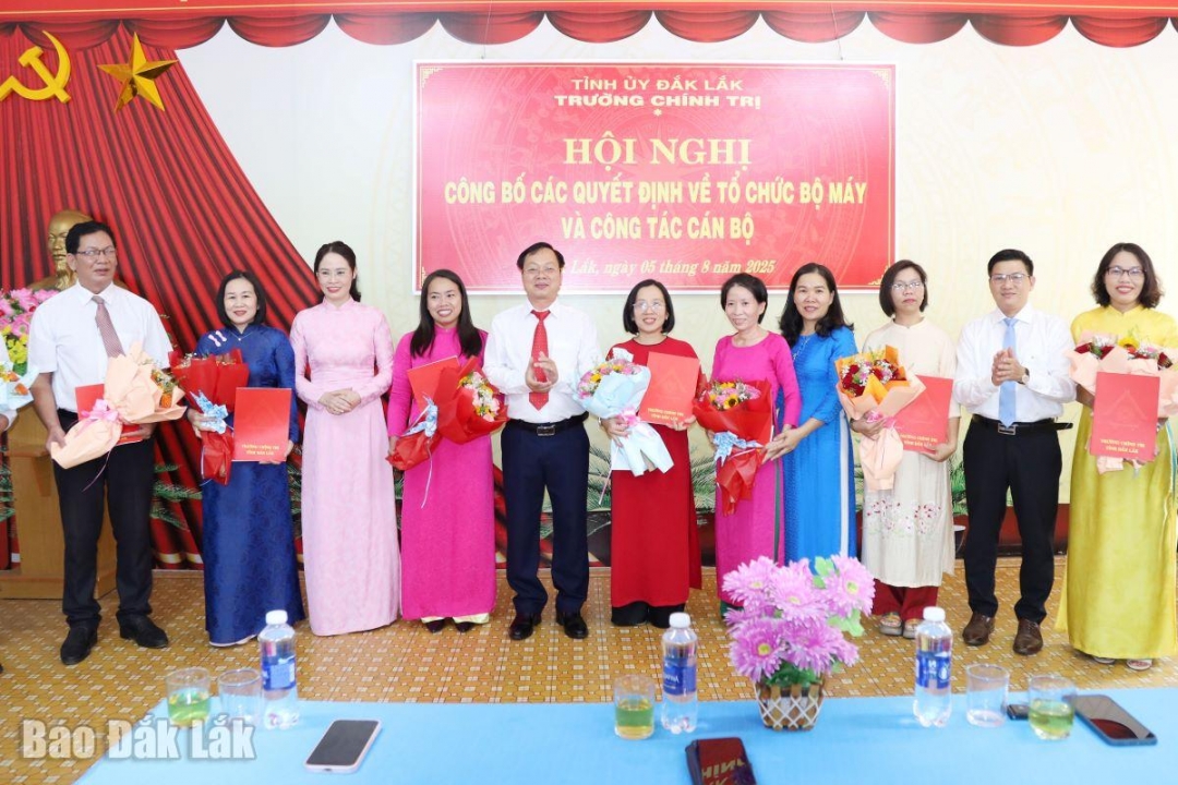 Các cán bộ, nhân viên nhận quyết định nghỉ hưu.