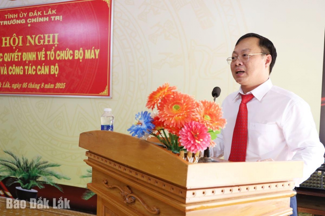 Đồng chí Huỳnh Chiến Thắng, Tỉnh ủy viên, Bí thư Đảng ủy, Hiệu trưởng Trường Chính trị tỉnh phát biểu tại hội nghị.