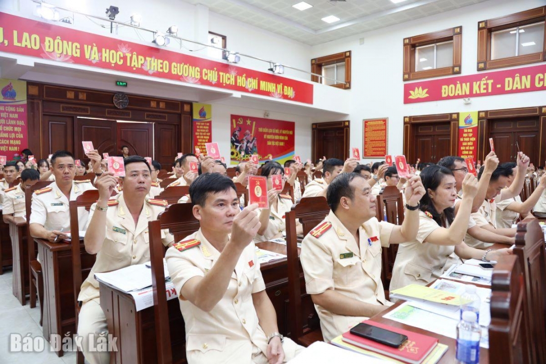 Các đại biểu biểu quyết Đại hội.