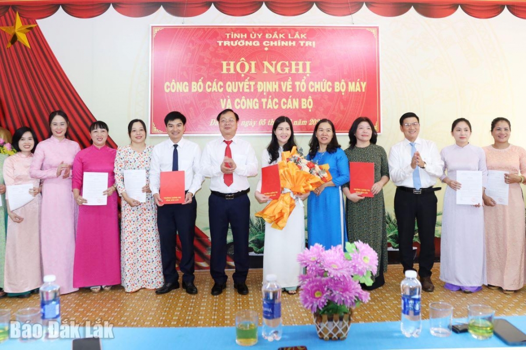 Các đồng chí nhận quyết định thành lập phòng và công tác cán bộ.