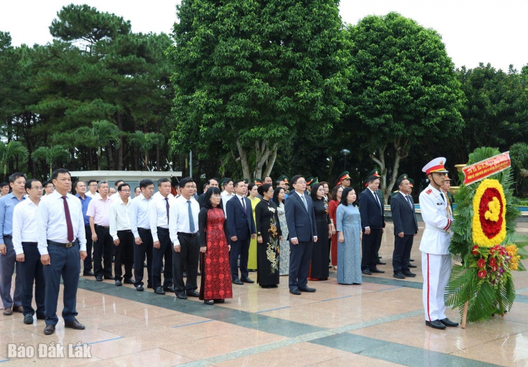 Các đại biểu tham gia lễ dâng hương tại Nghĩa trang Liệt sĩ tỉnh Đắk Lawsk (khu vực phía Tây).