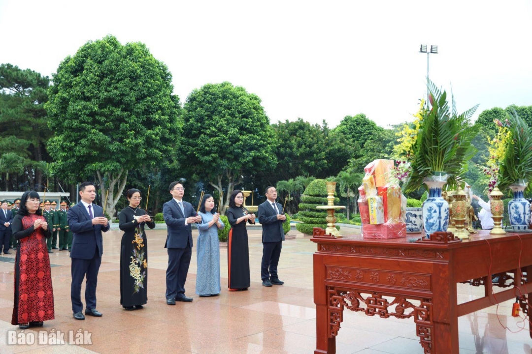 Các đồng chí lãnh đạo tỉnh dâng hương tại Nghĩa trang Liệt sĩ tỉnh Đắk Lắk (khu vực phía Tây)