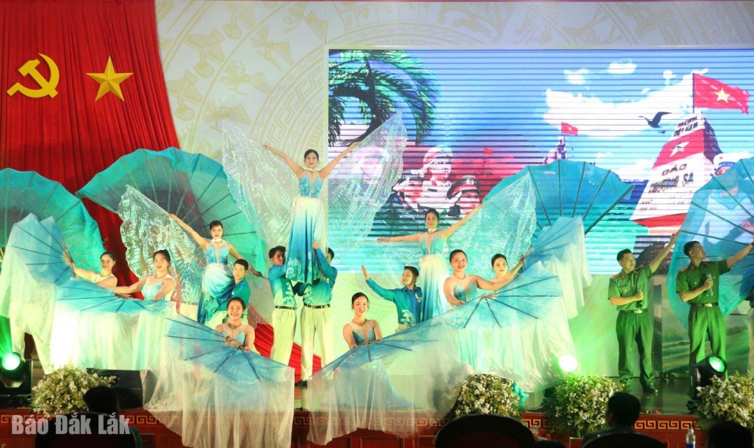 Tiết mục múa, hát được dàn dựng công phu.