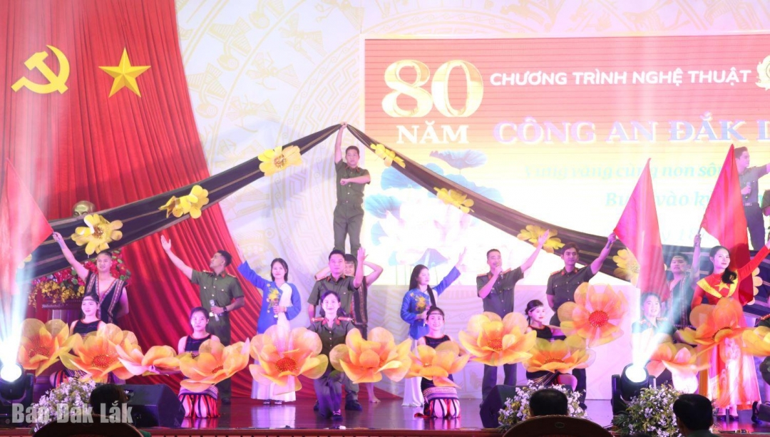 Tiết mục văn nghệ thể hiện Công an Đắk Lắk với buôn làng.