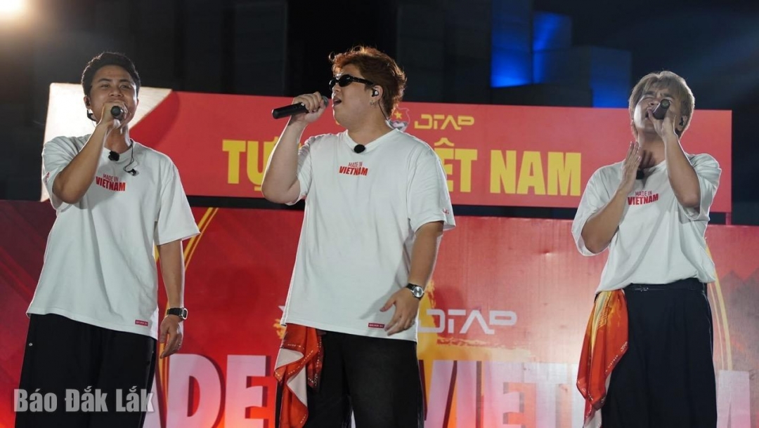 Nhóm nhà sản xuất âm nhạc DTAP tham gia chương trình.