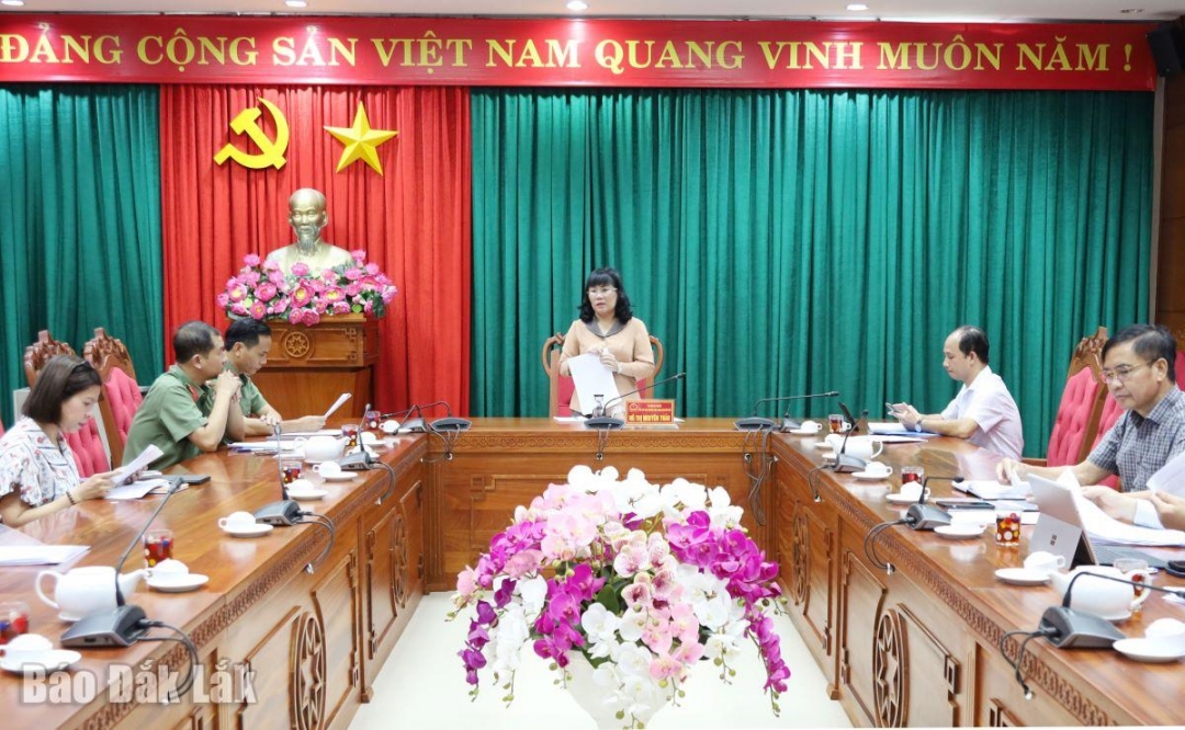 đồng chí Hồ Thị Nguyên Thảo, Ủy viên Ban Thường vụ Tỉnh ủy, Phó Chủ tịch Thường trực UBND tỉnh phát biểu tại cuộc họp.