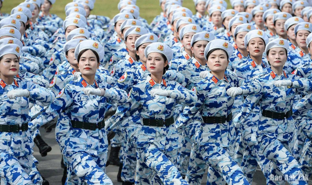 Nữ quân nhân chuyên nghiệp Tạ Thùy Dung (hàng đầu, thứ ba từ trái sang) cùng các đồng đội nhận nhiệm vụ A80 trong Khối nữ sĩ quan Quân y.