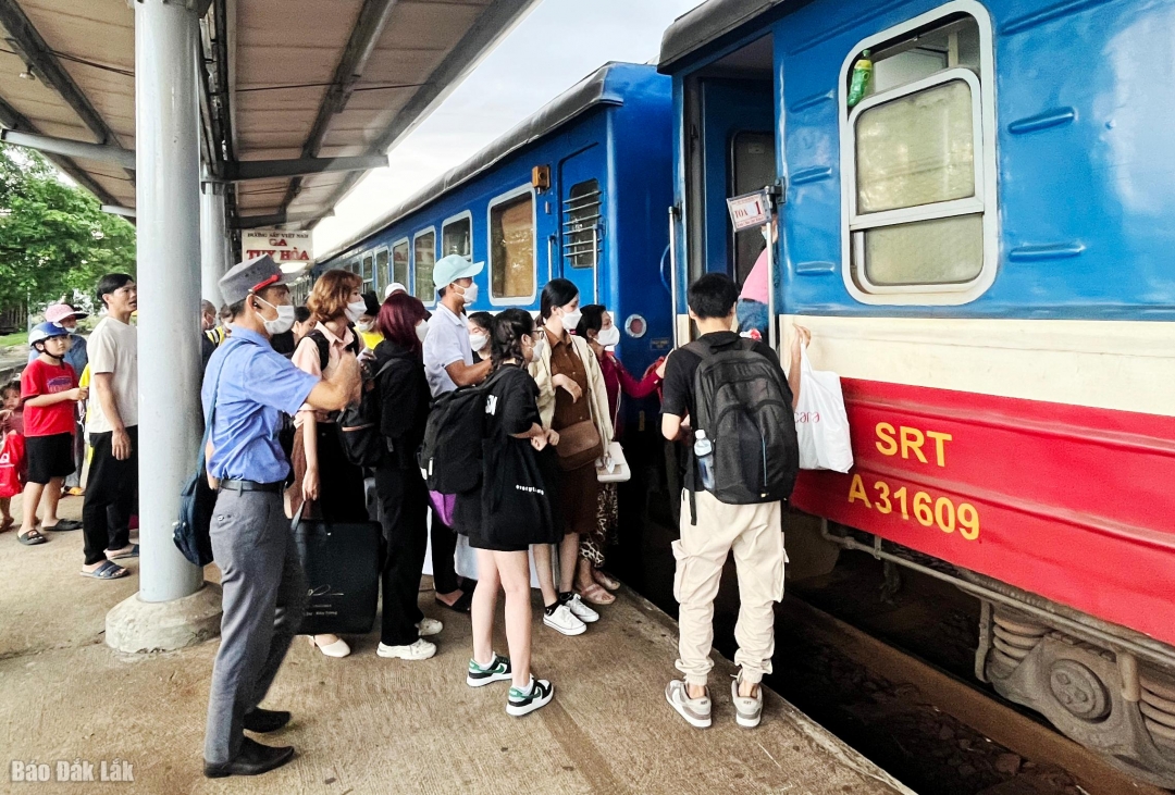 Thủ tướng Chính phủ yêu cầu các bộ ngành, địa phương tăng cường các giải pháp bảo đảm TTATGT đường sắt trong tình hình mới. Ảnh: Thanh Xuân