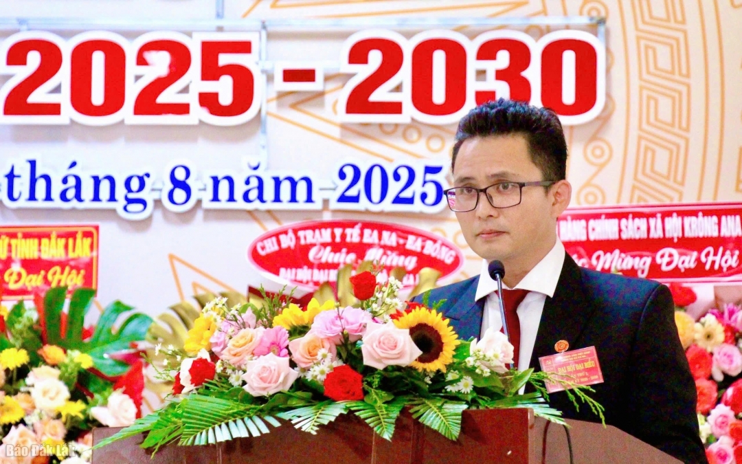Bí thư Đảng ủy, Chủ tịch HĐND xã Ea Na Đinh Thanh Tuấn phát biểu khai mạc đại hội.