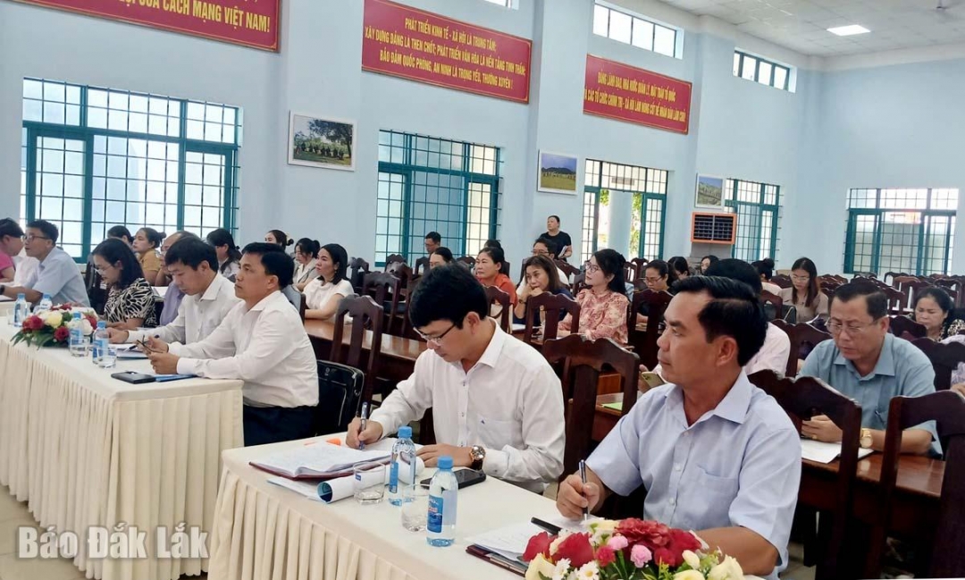 Lãnh đạo Sở GD-ĐT và lãnh đạo các trường học trên địa bàn phường Ea Kao tham dự hội nghị. Ảnh: Trung Hiếu 