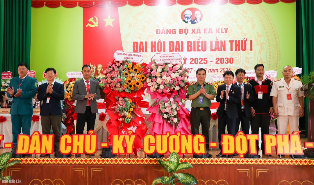 Thiếu tướng Phan Thanh Tám, Ủy viên Ban Thường vụ Tỉnh ủy, Giám đốc Công an tỉnh tặng hoa chúc mừng đại hội.