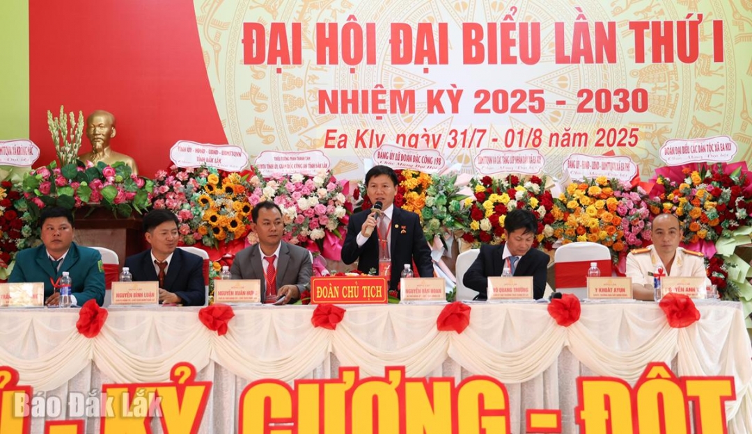 Đoàn chủ tịch điều hành các nội dung đại hội.