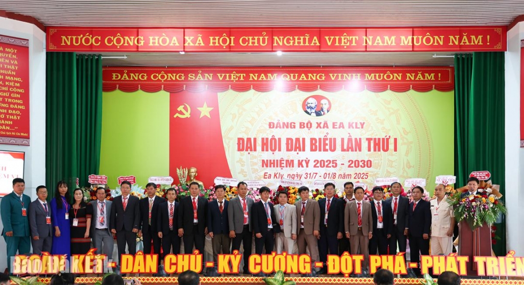 Ban Chấp hành Đảng bộ xã Ea Kly nhiệm kỳ 2025 - 2030 ra mắt và nhận nhiệm vụ.