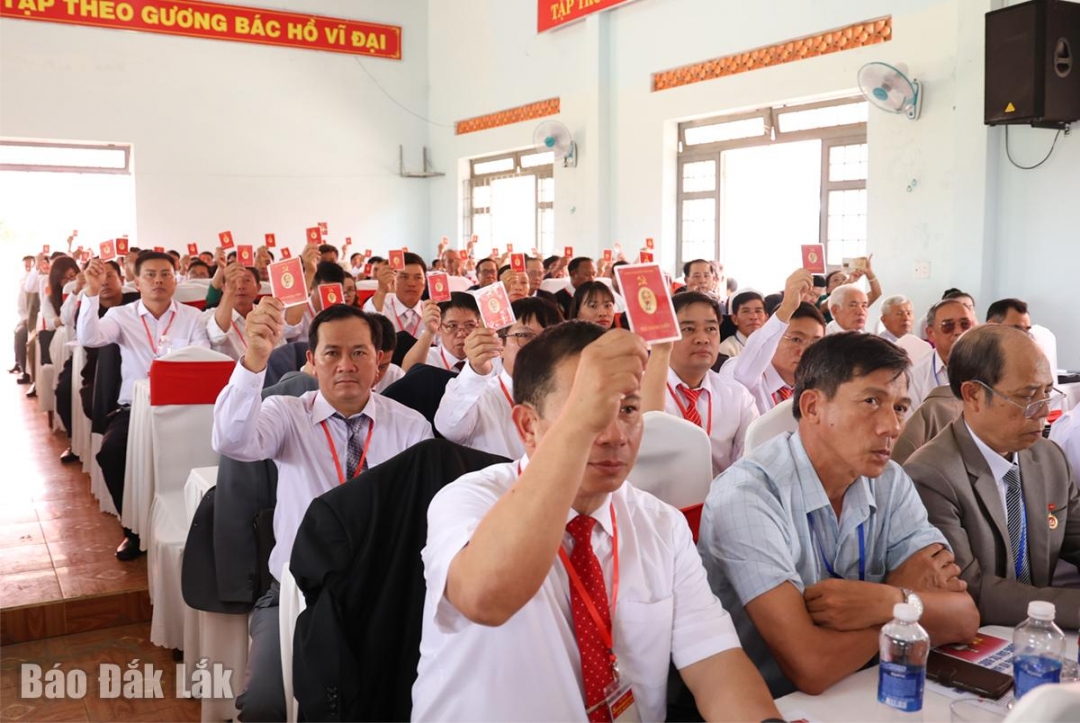 Đại biểu biểu quyết thông qua Nghị quyết đại hội.
