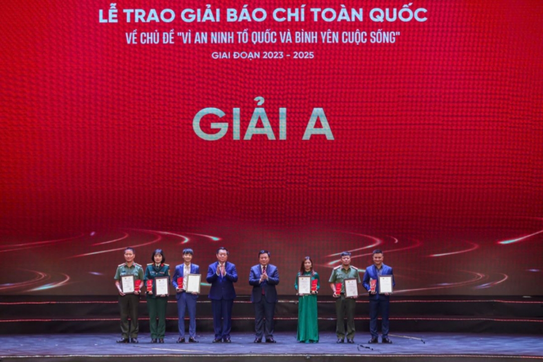 Trao giải A cho các tác giả, nhóm tác giả.