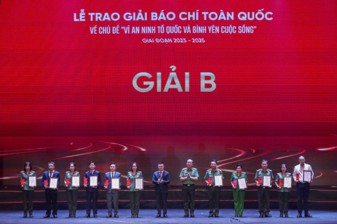 Các tác giả đoạt Giải B. Ảnh: Công an nhân dân online.