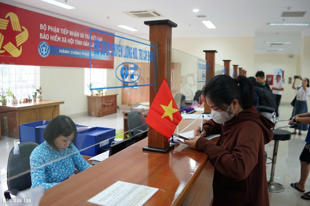 Cán bộ Bảo hiểm xã hội tỉnh Đắk Lắk giải quyết thủ tục hành chính cho người tham gia