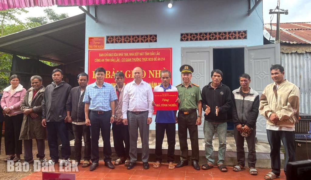 Lãnh đạo xã Ea Drông bàn giao nhà cho người dân được thụ hưởng từ phong trào