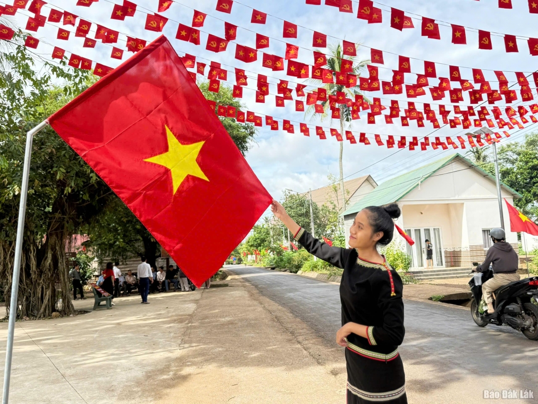 những lá cờ bay phấp phới, chúng tôi lại cảm thấy tự hào hơn về dân tộc, về buôn làng của mình. 