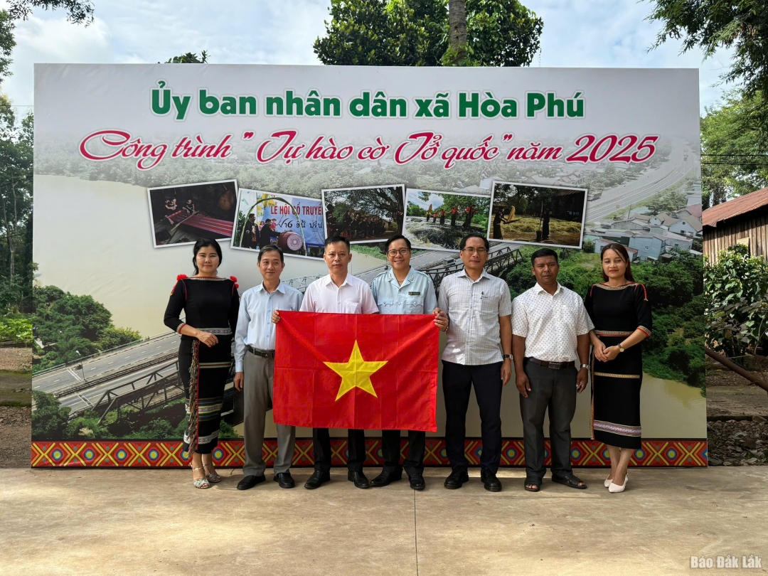 Đại diện Báo Thanh tra và các đơn vị tài trợ phối hợp cùng UBND xã Hòa Phú