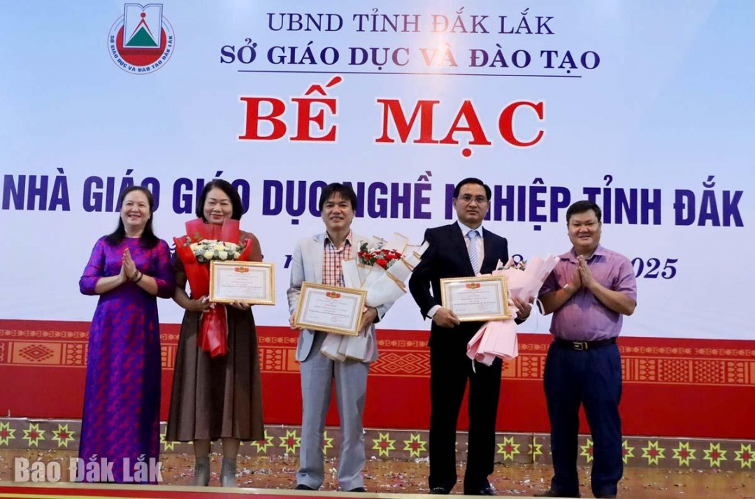 Lãnh đạo Sở GD-ĐT trao giấy khen cho các tập thể đạt giải nhất, nhì, ba tại hội giảng. Ảnh: Trung Hiếu 