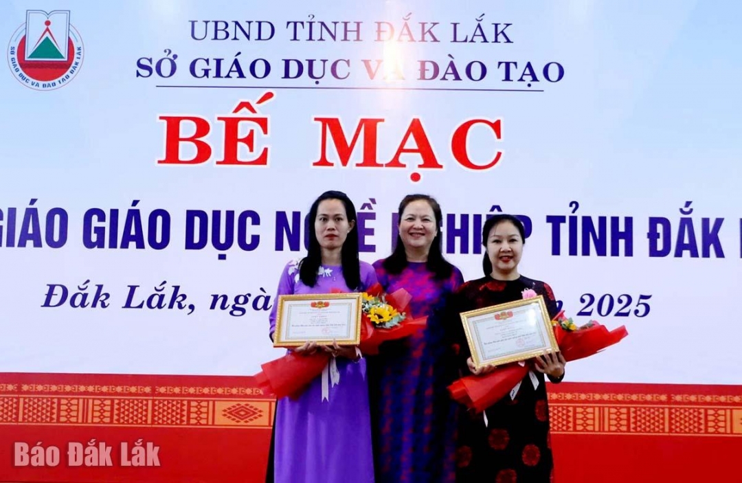 Phó Giám đốc Sở GD-ĐT Lê Thị Kim Oanh trao giấy khen và hoa cho 2 nhà giáo đạt giải nhất. Ảnh: Trung Hiếu 