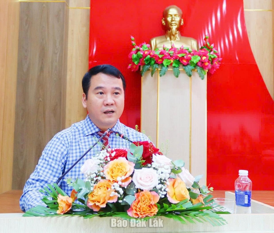 Phó Bí thư Thường trực Đảng ủy phường Buôn Ma Thuột Nguyễn Văn Bình phát biểu tại lễ trao Huy hiệu Đảng.