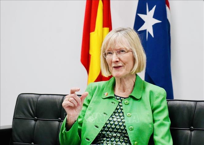 Đại sứ Australia Gillian Bird trả lời phỏng vấn báo chí. Ảnh: Việt Đức/TTXVN