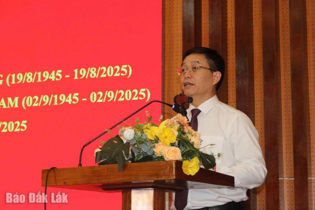 Đồng chí Nguyễn Đình Trung, Ủy viên Trung ương Đảng, Bí thư Tỉnh ủy phát biểu tại buổi gặp mặt