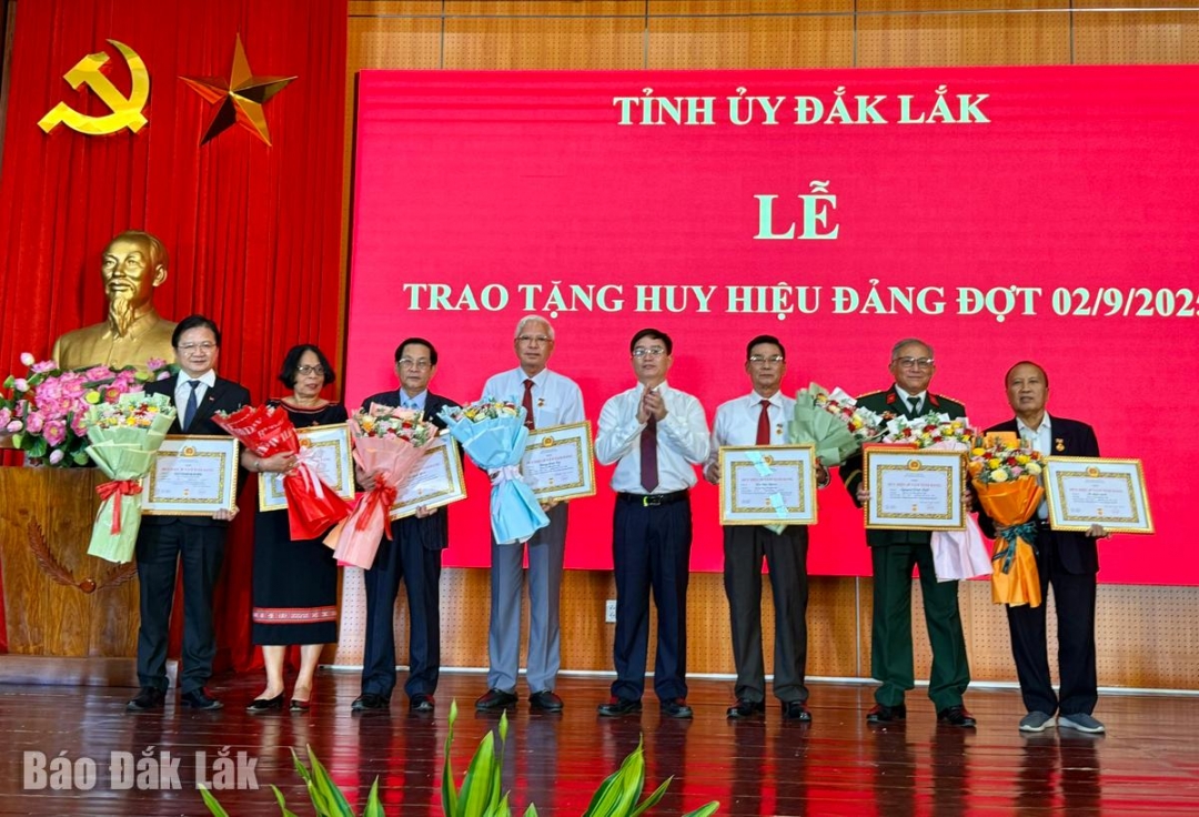 Đồng chí Nguyễn Đình Trung, Ủy viên Trung ương Đảng, Bí thư Tỉnh ủy trao Huy hiệu 55 năm, 45 năm, 40 năm và 30 năm tuổi Đảng cho 7 đồng chí nguyên lãnh đạo tỉnh. 