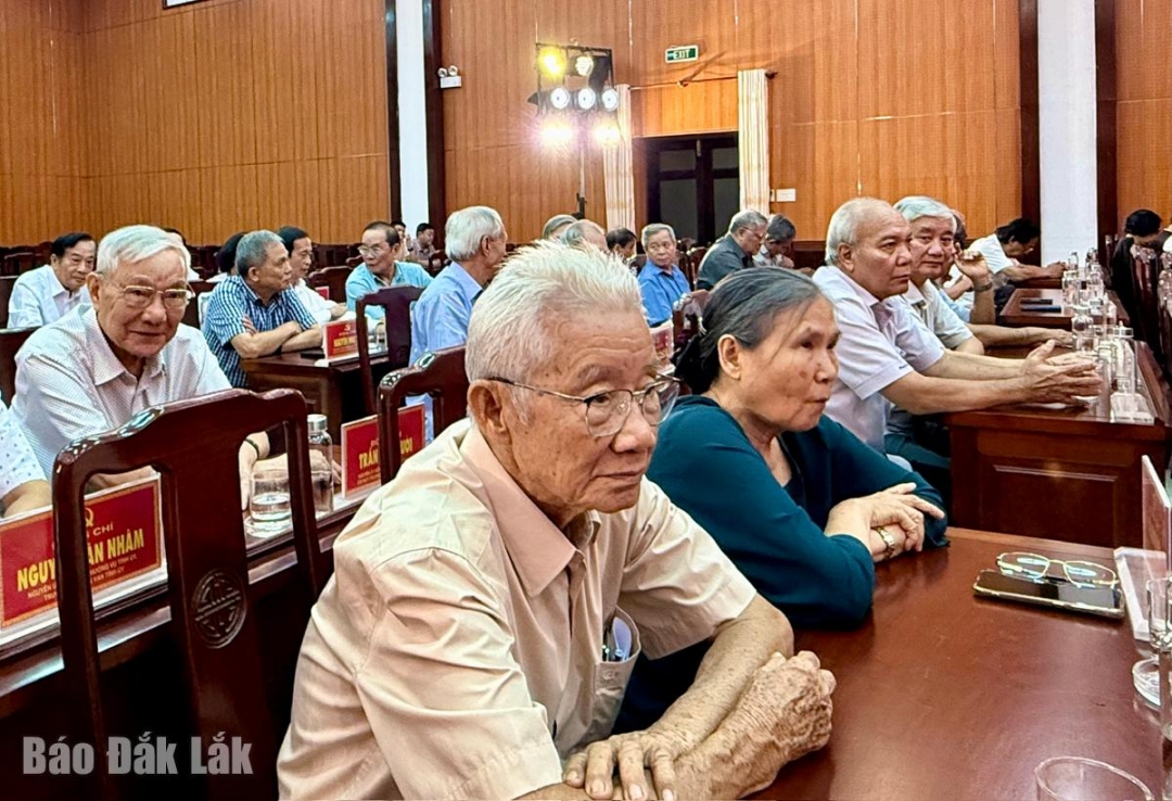 Các đồng chí nguyên lãnh đạo tỉnh tham dự buổi gặp mặt