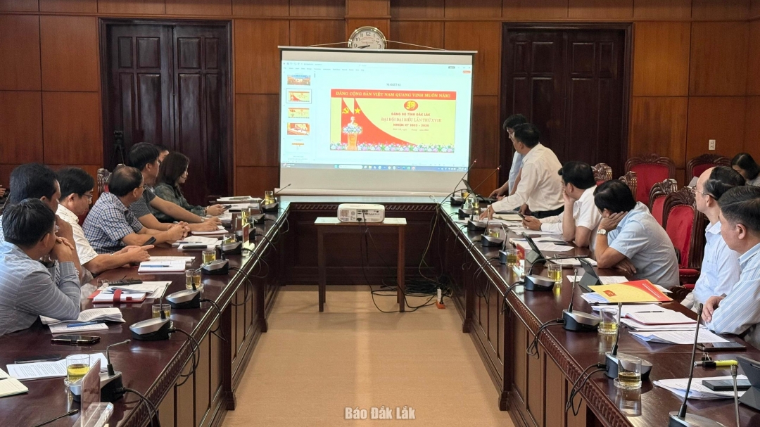 Các đại biểu xem các phương án khánh tiết; khẩu hiệu tuyên truyền.