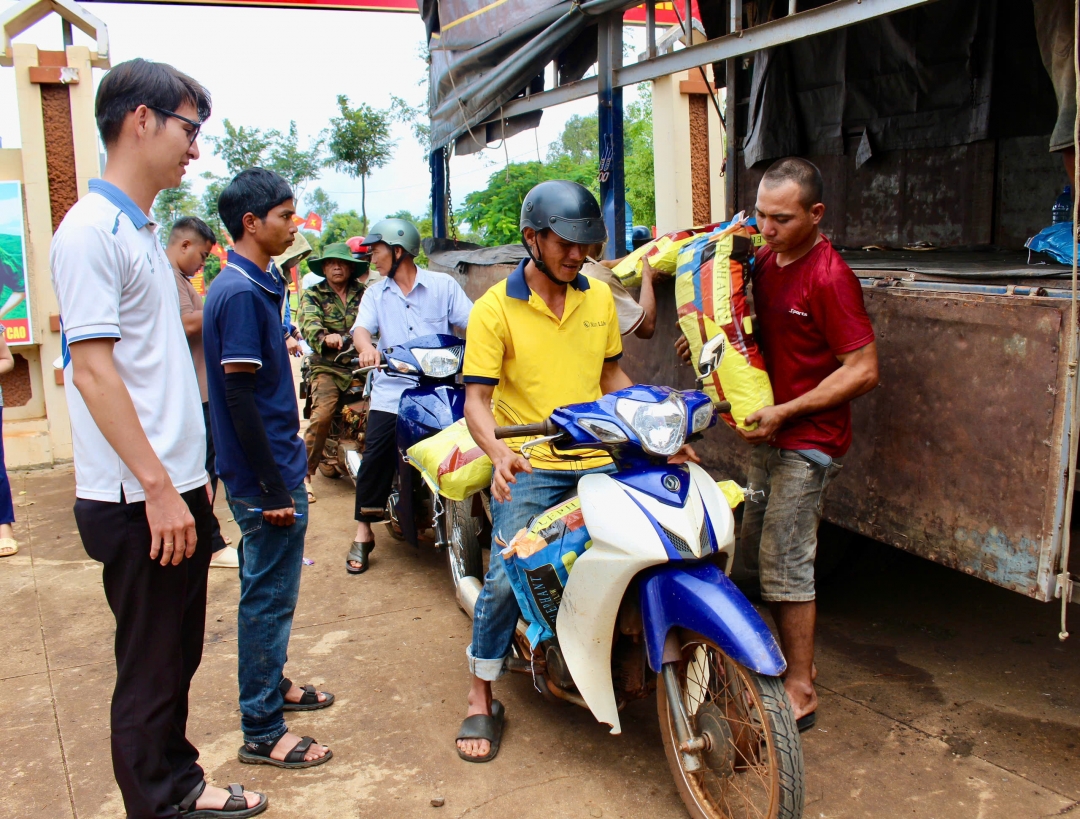 Người dân xã Cư M’gar nhận phân bón hữu cơ vi sinh do Công ty TNHH Xuất nhập khẩu 2-9 Đắk Lắk hỗ trợ.