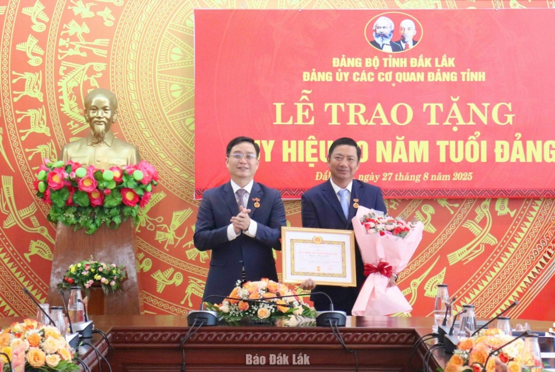 Ủy viên Trung ương Đảng, Bí thư Tỉnh ủy Nguyễn Đình Trung trao Huy hiệu 30 năm tuổi Đảng cho đồng chí Nguyễn Thượng Hải.