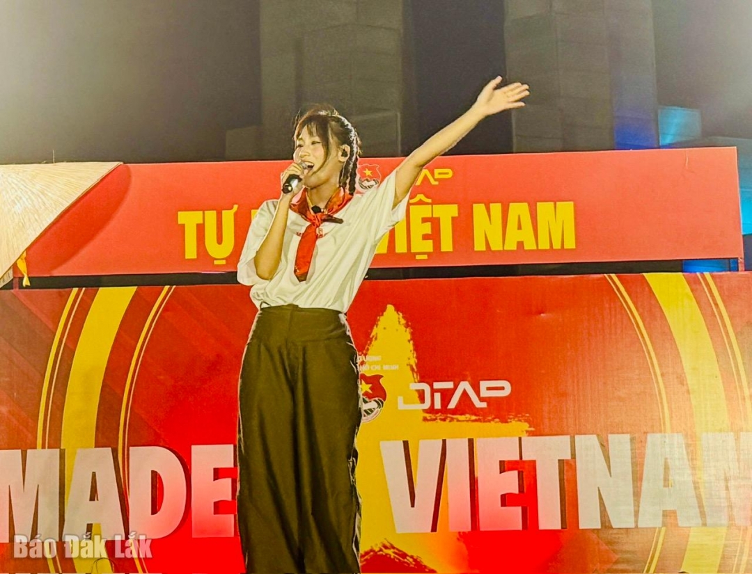 

Ca sĩ Haley mang đến cho khán giả nhiều cảm xúc với ca khúc “Máu đỏ da vàng”.


