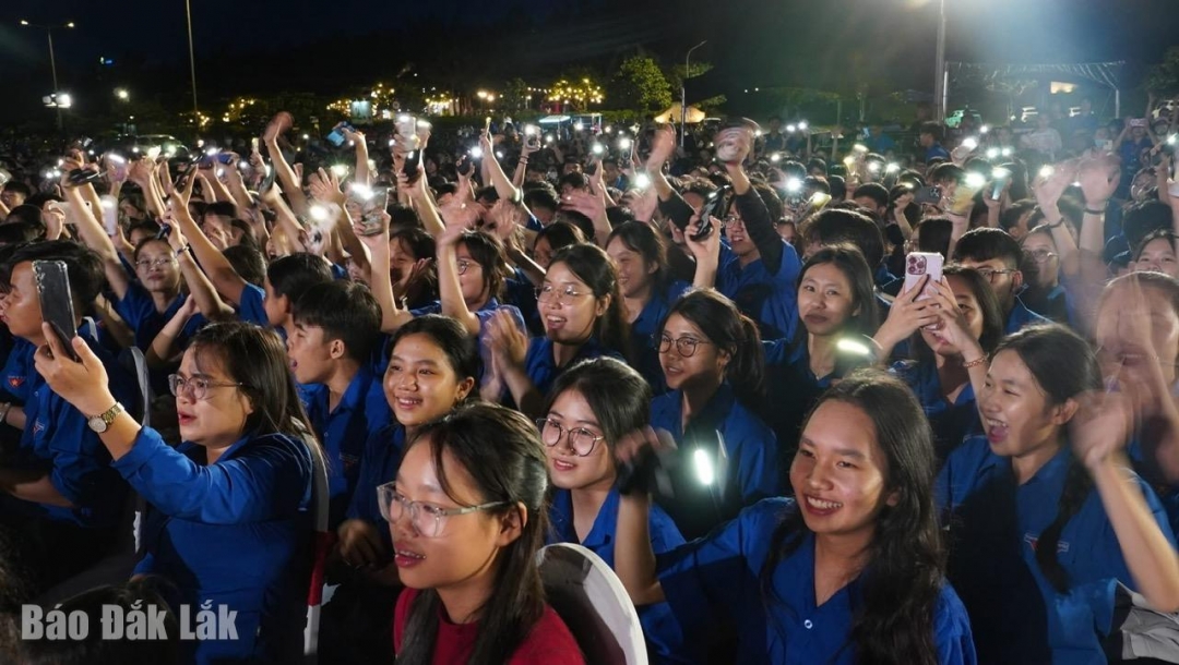 Các bạn thanh niên hào hứng cùng chương trình.