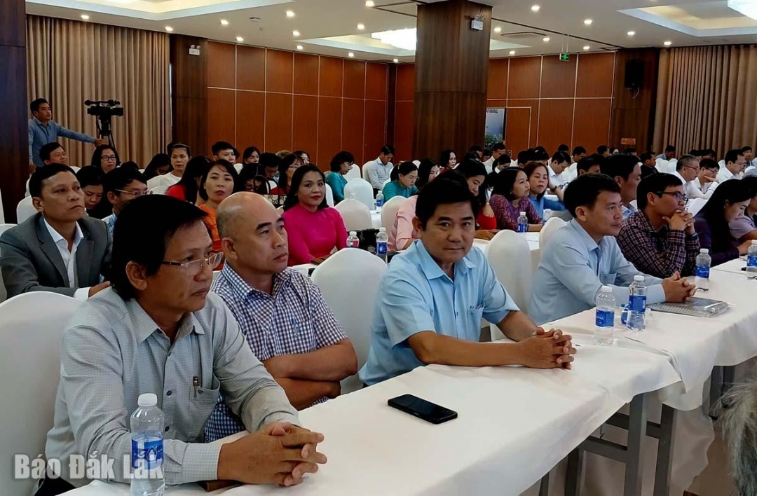 Cán bộ, giáo viên các trường dự hội nghị Điển hình tiên tiến ngành Giáo dục lần thứ I. Ảnh: Trung Hiếu 