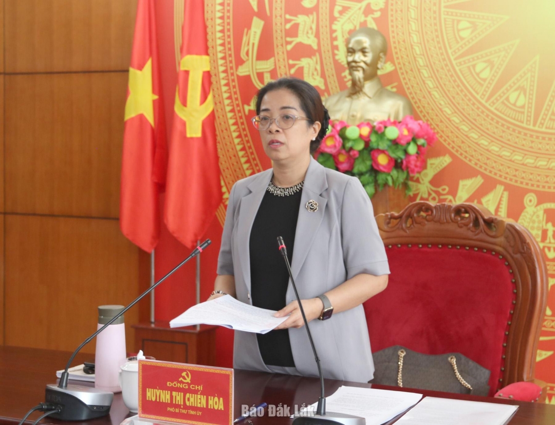 Đồng chí Huỳnh Thị Chiến Hòa, Phó Bí thư Tỉnh ủy, Trưởng Tiểu ban Tuyên truyền Đại hội chủ trì cuộc họp.