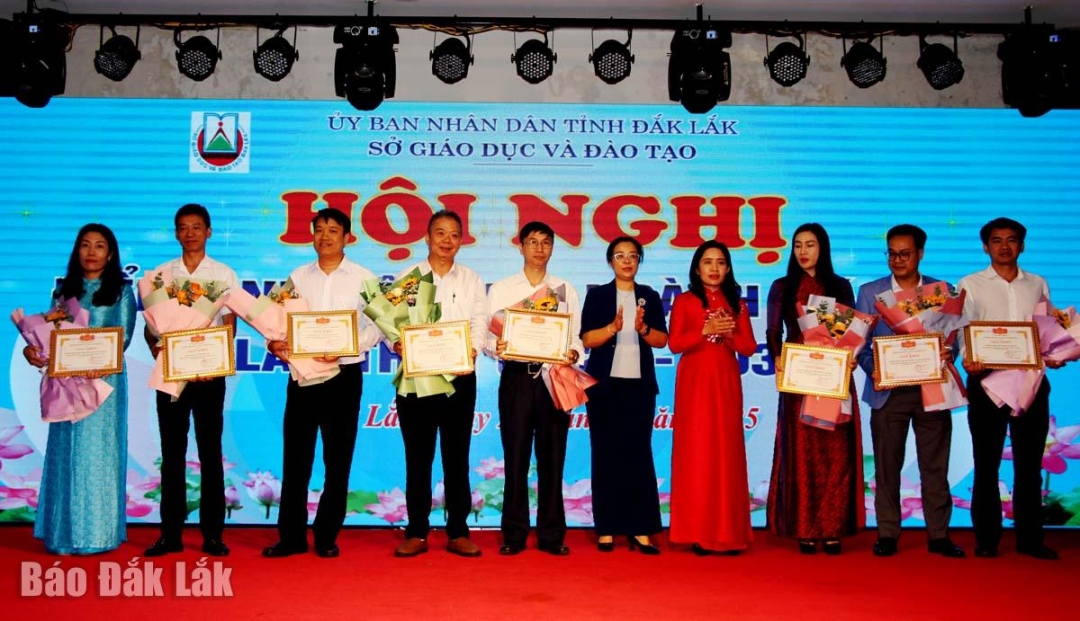 Thường trực Tỉnh ủy và lãnh đạo Sở GD&ĐT tặng bằng khen, hoa cho các tập thể xuất sắc