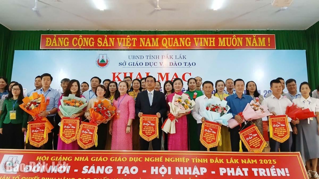 Lãnh đạo Sở GD&ĐT cùng lãnh đạo các trường chụp ảnh lưu niệm với các giáo viên tham gia hội giảng Nhà giáo giáo dục nghề nghiệp tỉnh Đắk Lắk năm 2025. Ảnh: Trung Hiếu 
