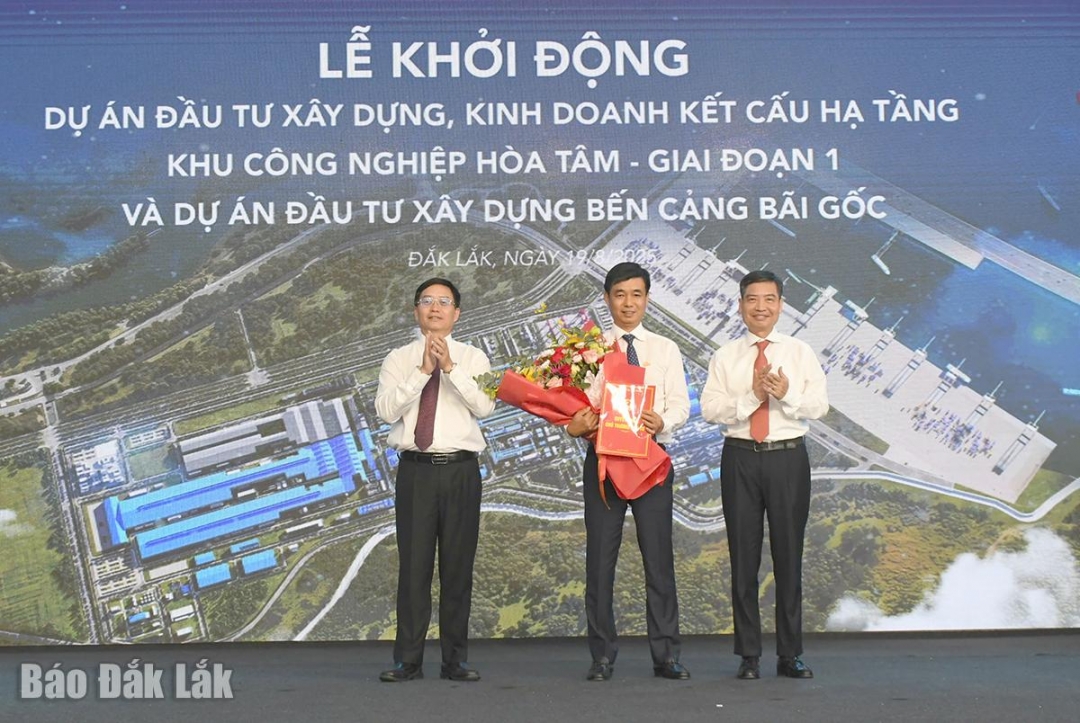 Lãnh đạo tỉnh trao Quyết định chấp thuận chủ trương đầu tư dự án cảng Bãi Gốc cho đại diện Công ty Cổ phần Cảng Bãi Gốc Phú Yên. 